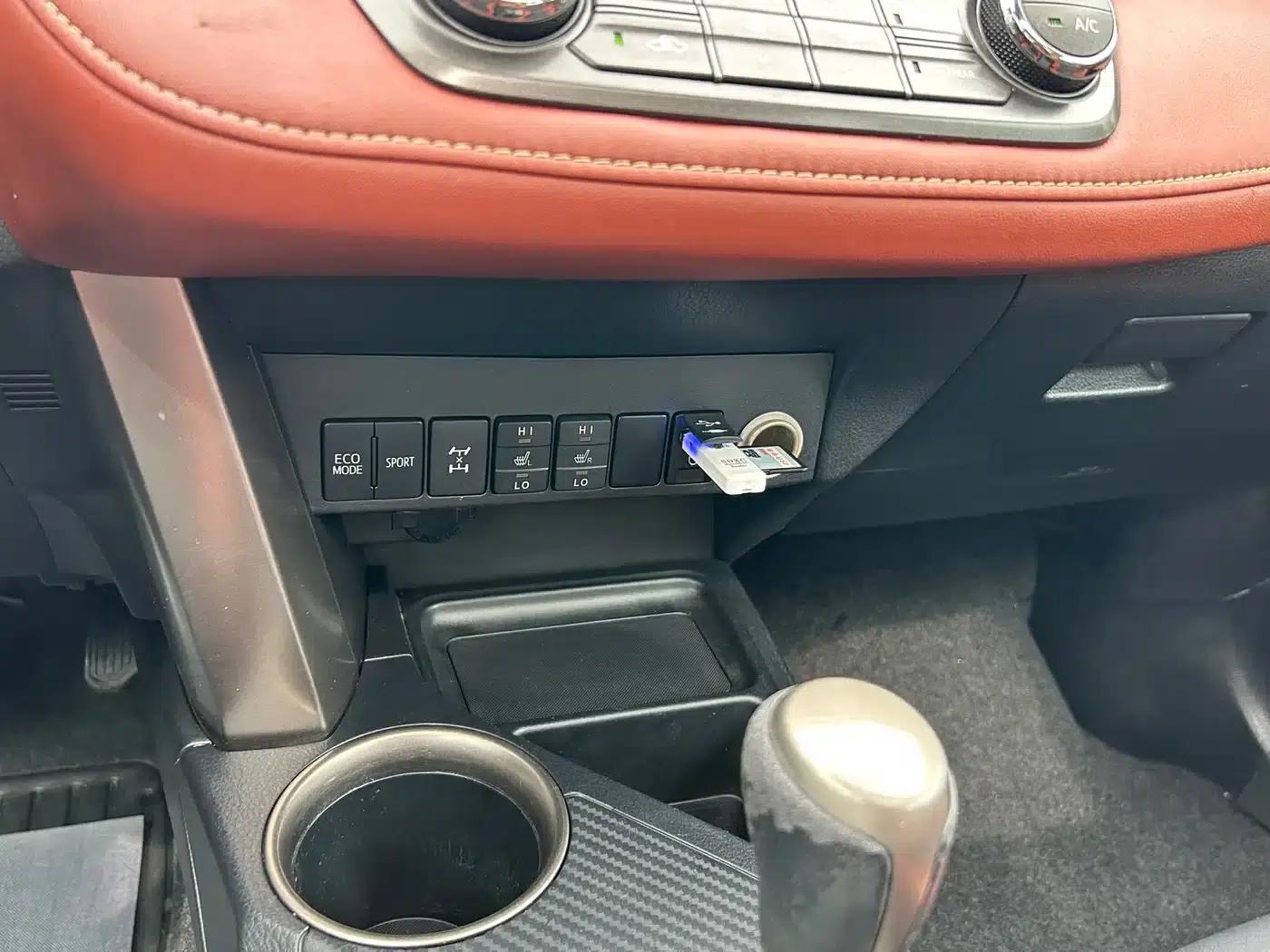 2015 RAV4 2.5L Automatic 4WD Elite Edition — миниатюра 9