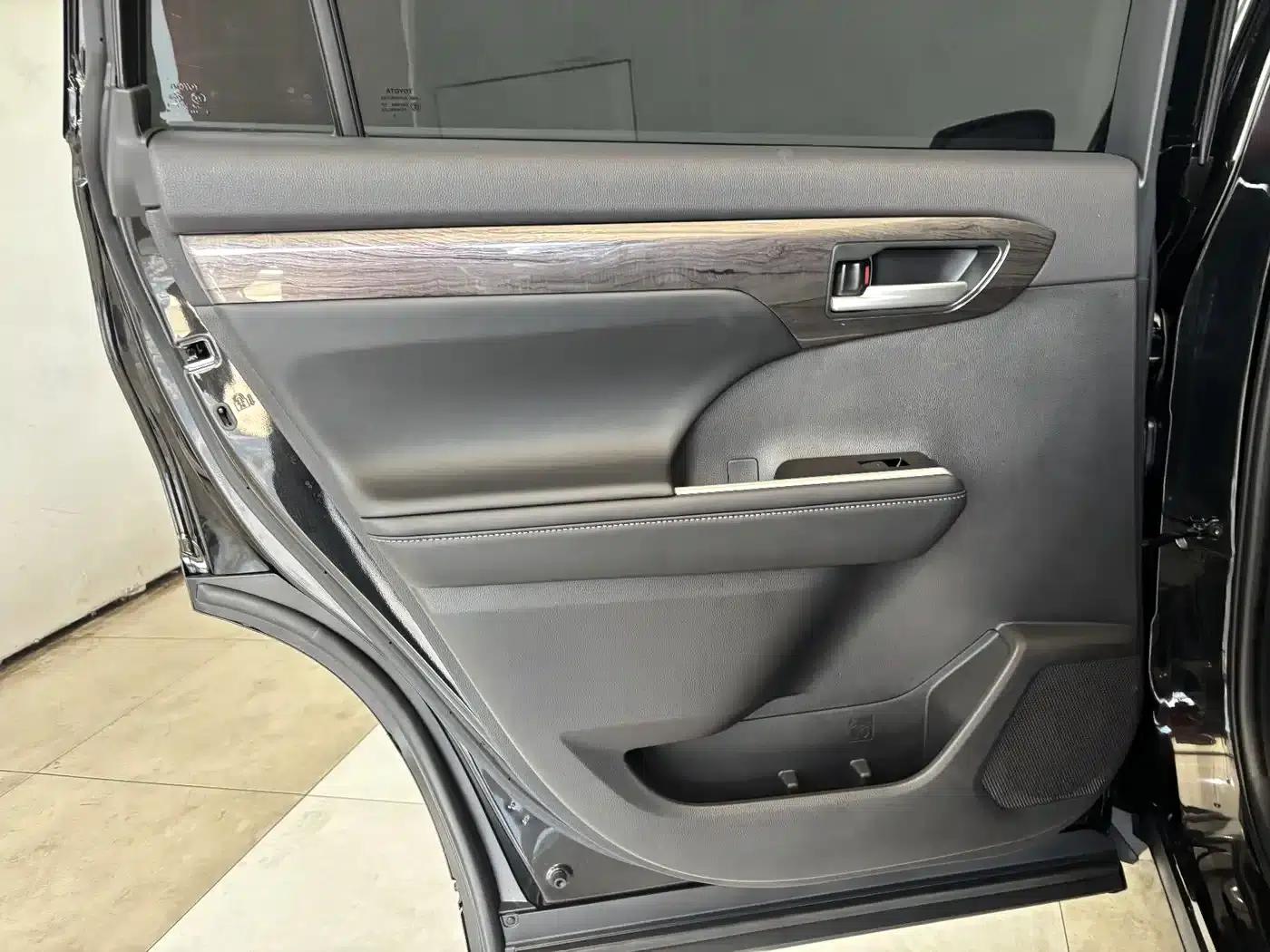 2024 Toyota Highlander 2.5L Intelligent Hybrid Dual-Motor AWD Premium Edition (7-seater) — миниатюра 21