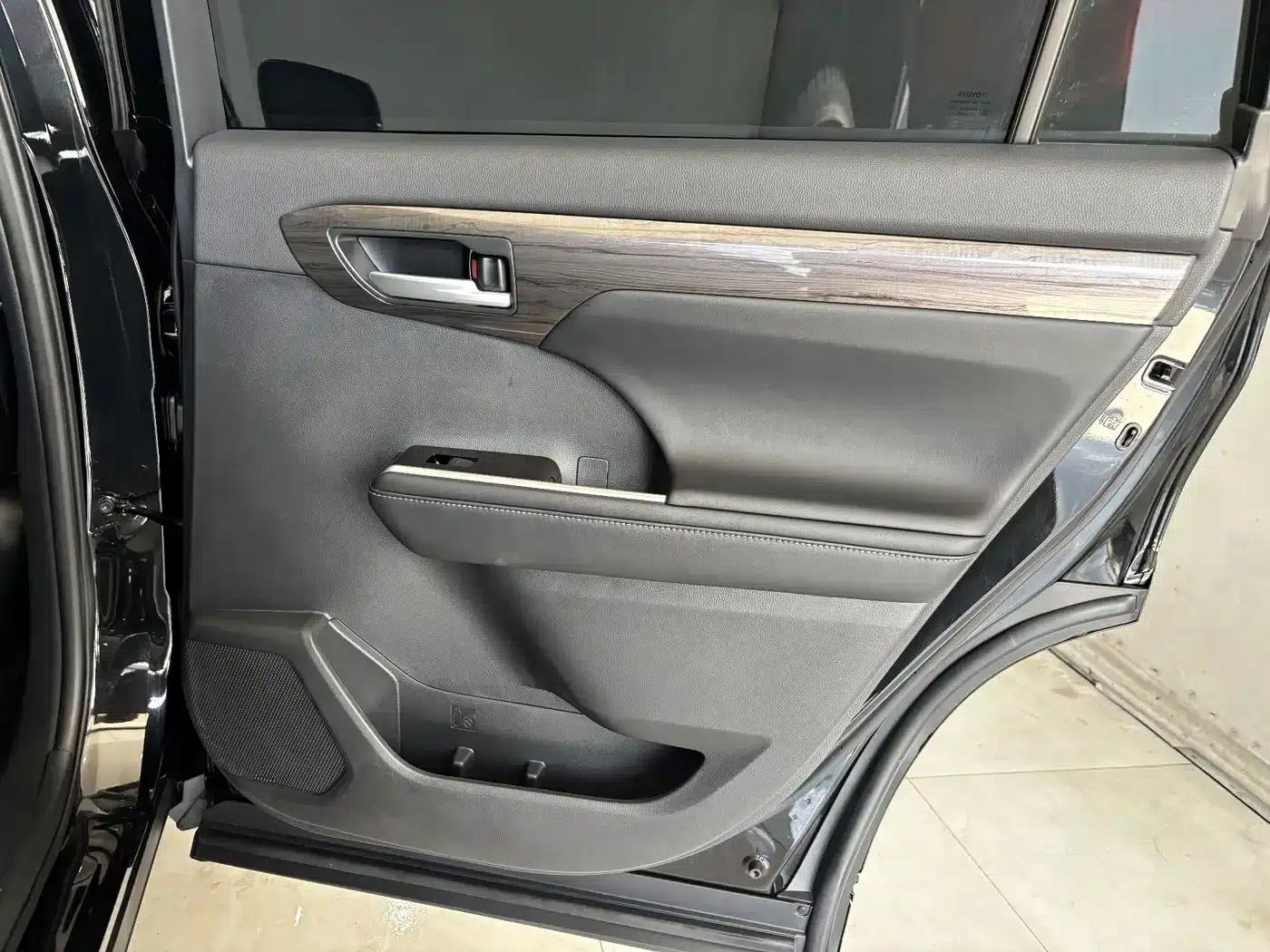 2024 Toyota Highlander 2.5L Intelligent Hybrid Dual-Motor AWD Premium Edition (7-seater) — миниатюра 23