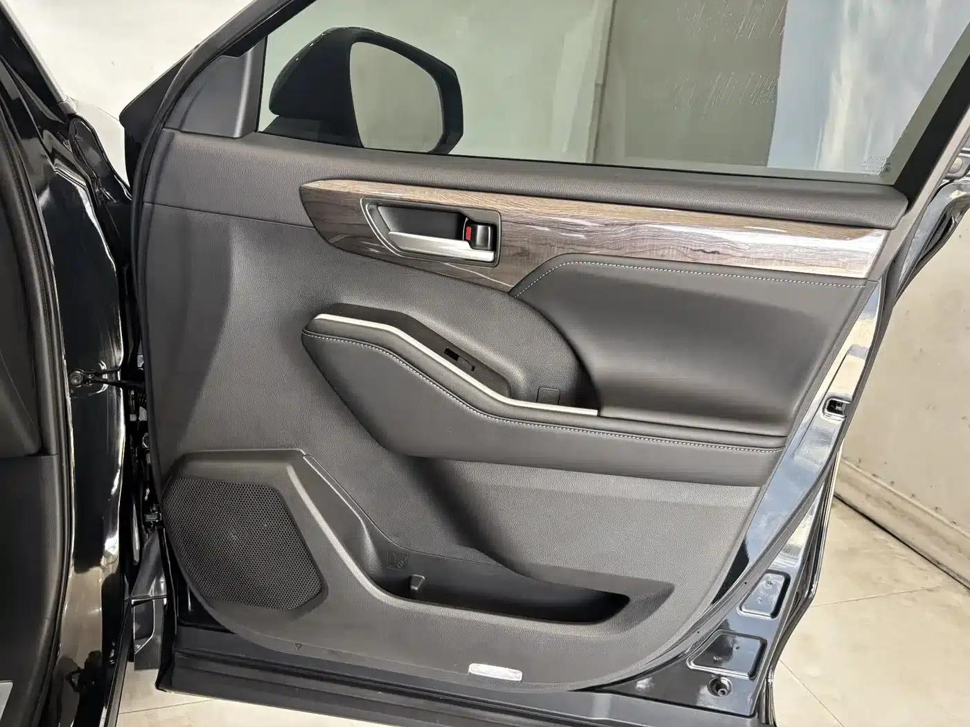 2024 Toyota Highlander 2.5L Intelligent Hybrid Dual-Motor AWD Premium Edition (7-seater) — миниатюра 25