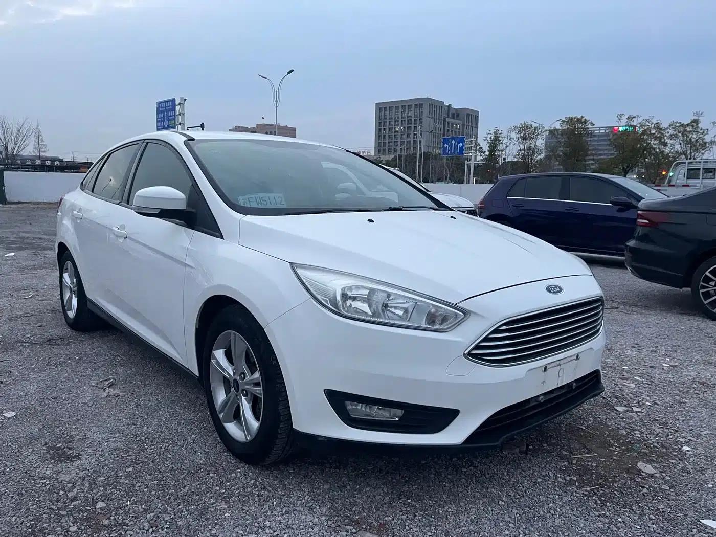 Ford Focus 2015 Sedan 1.6L Automatic Comfort — миниатюра 3