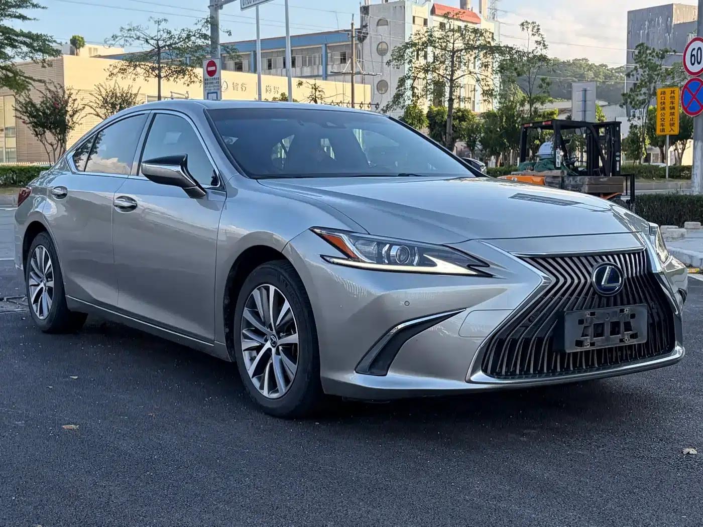 Lexus ES 2021 300h Premium Edition — миниатюра 3