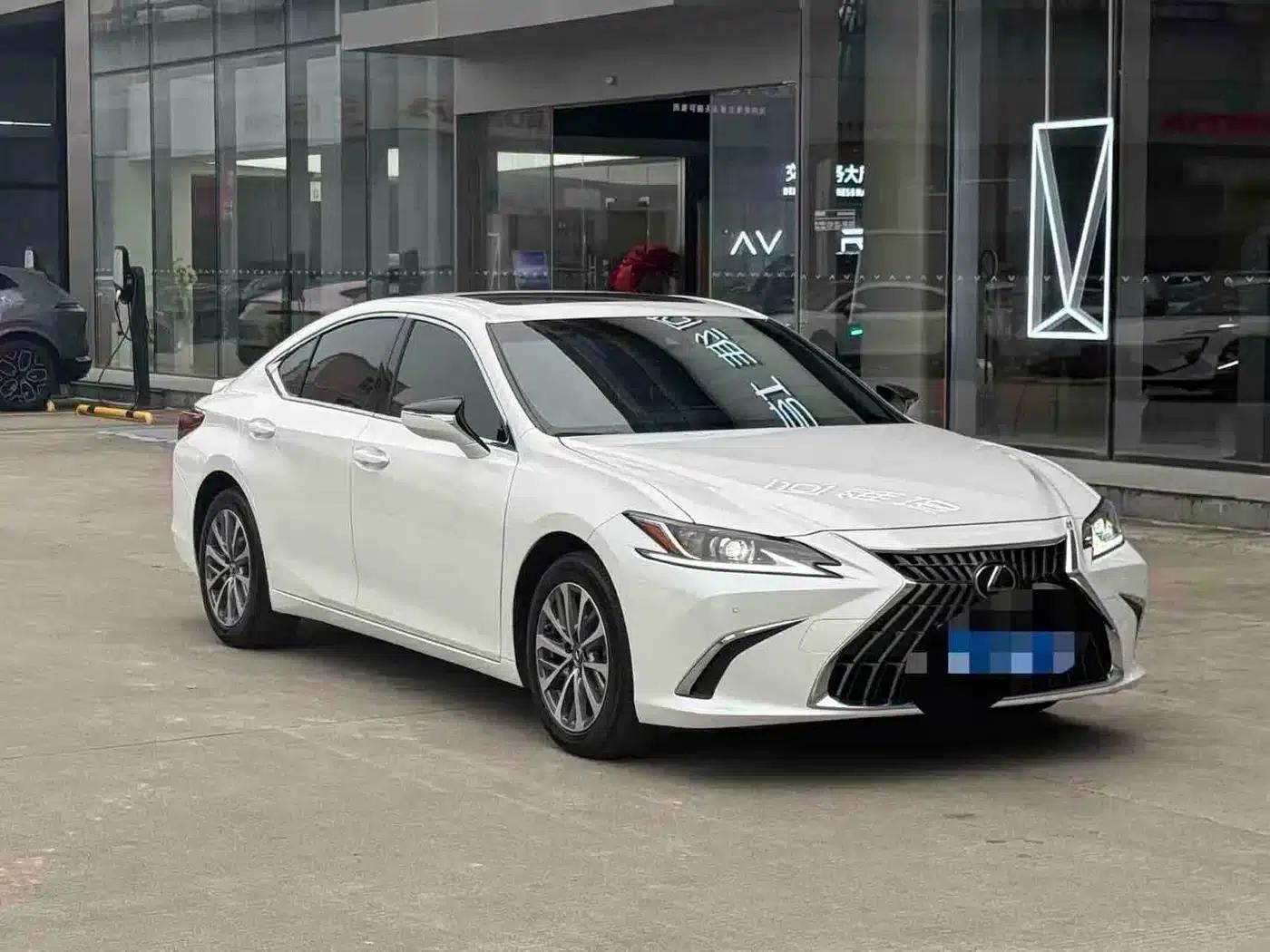 Lexus ES 2022 300h Premium Edition — миниатюра 1