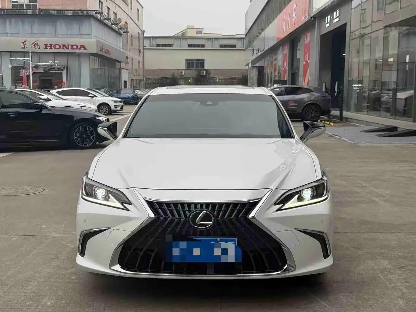 Lexus ES 2022 300h Premium Edition — миниатюра 2