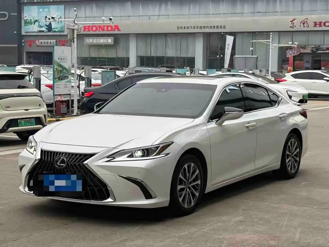 Lexus ES 2022 300h Premium Edition — миниатюра 3