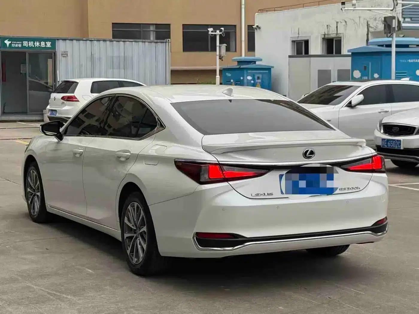 Lexus ES 2022 300h Premium Edition — миниатюра 9