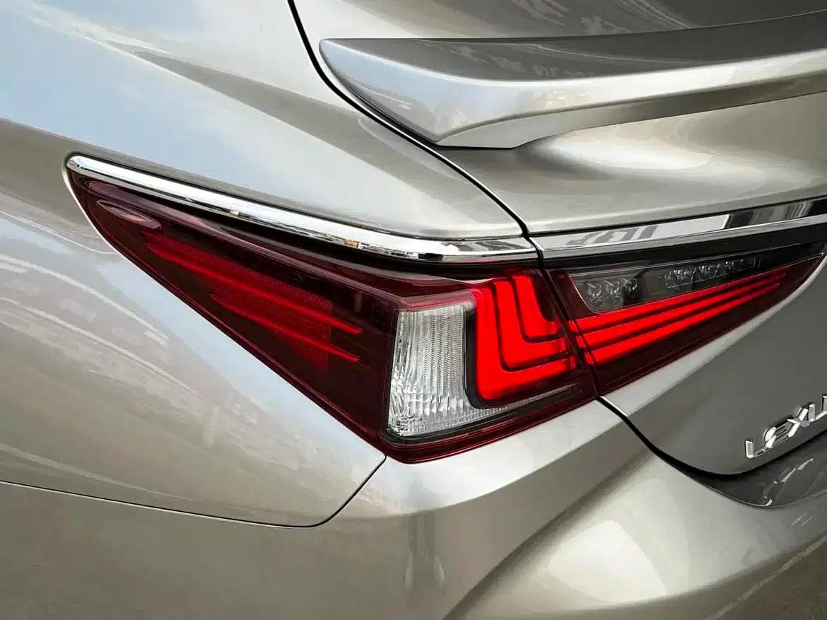 Lexus ES 2022 300h Premium Edition — миниатюра 12