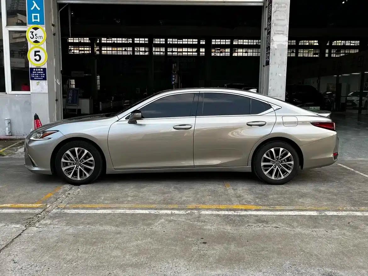 Lexus ES 2022 300h Premium Edition — миниатюра 4