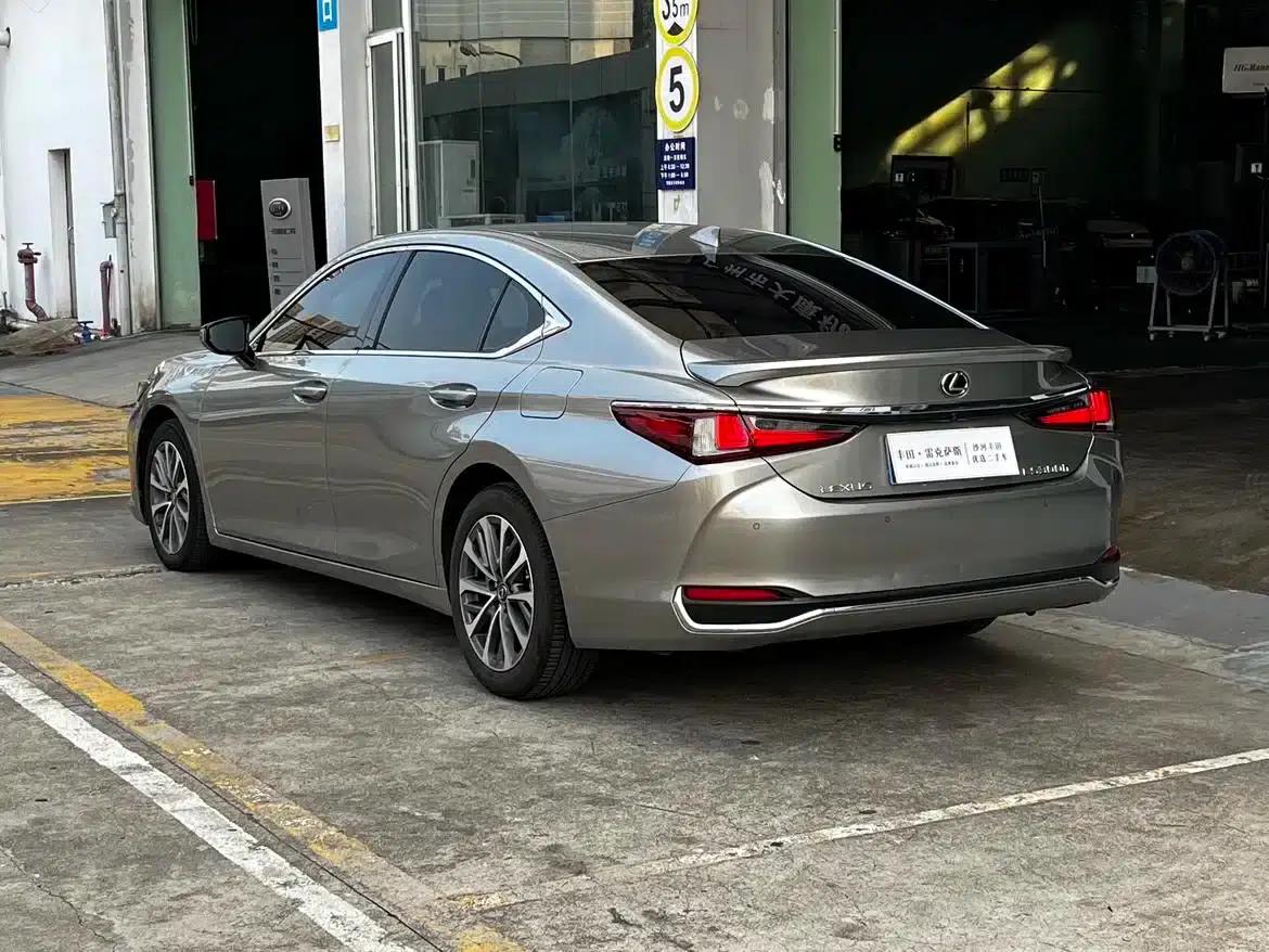 Lexus ES 2022 300h Premium Edition — миниатюра 8