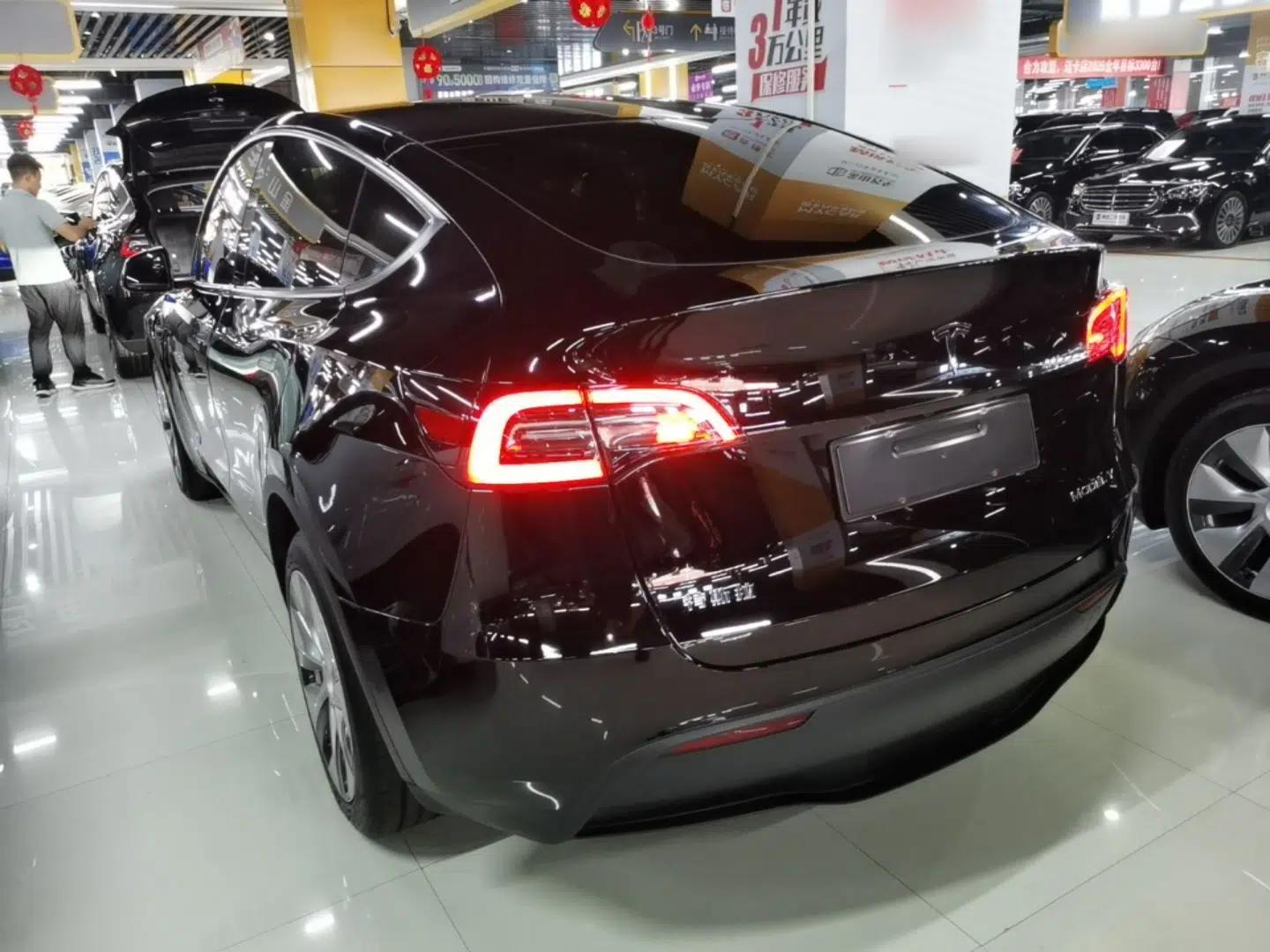Tesla Model Y 2021 Long-Range All-Wheel-Drive Version 3D7 — миниатюра 4