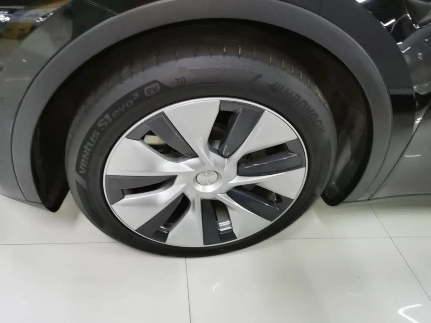 Tesla Model Y 2021 Long-Range All-Wheel-Drive Version 3D7 — миниатюра 10