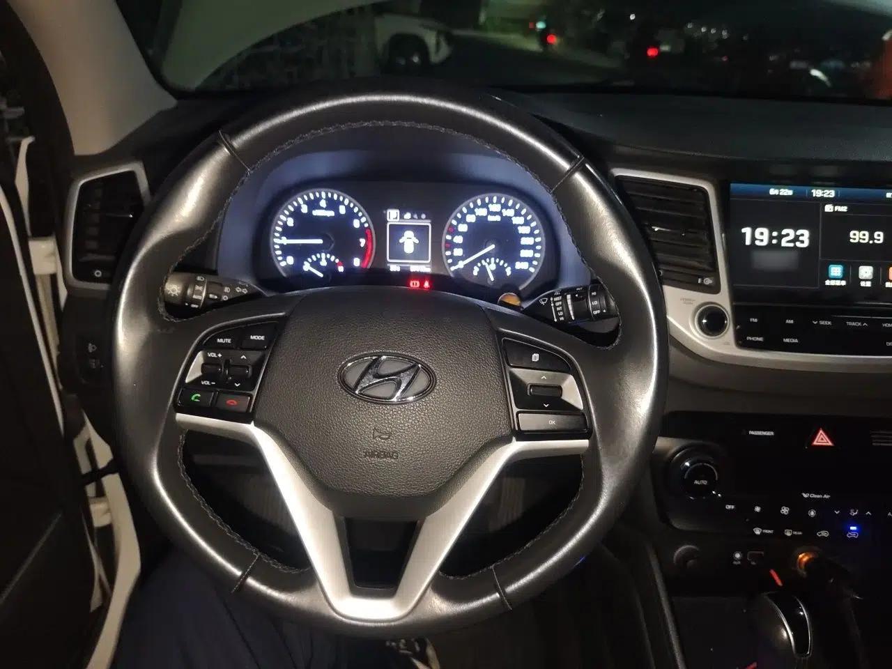 Hyundai Tucson 2018 1.6T Dual-Clutch Two-Wheel Drive 15th Anniversary Special Edition — миниатюра 10