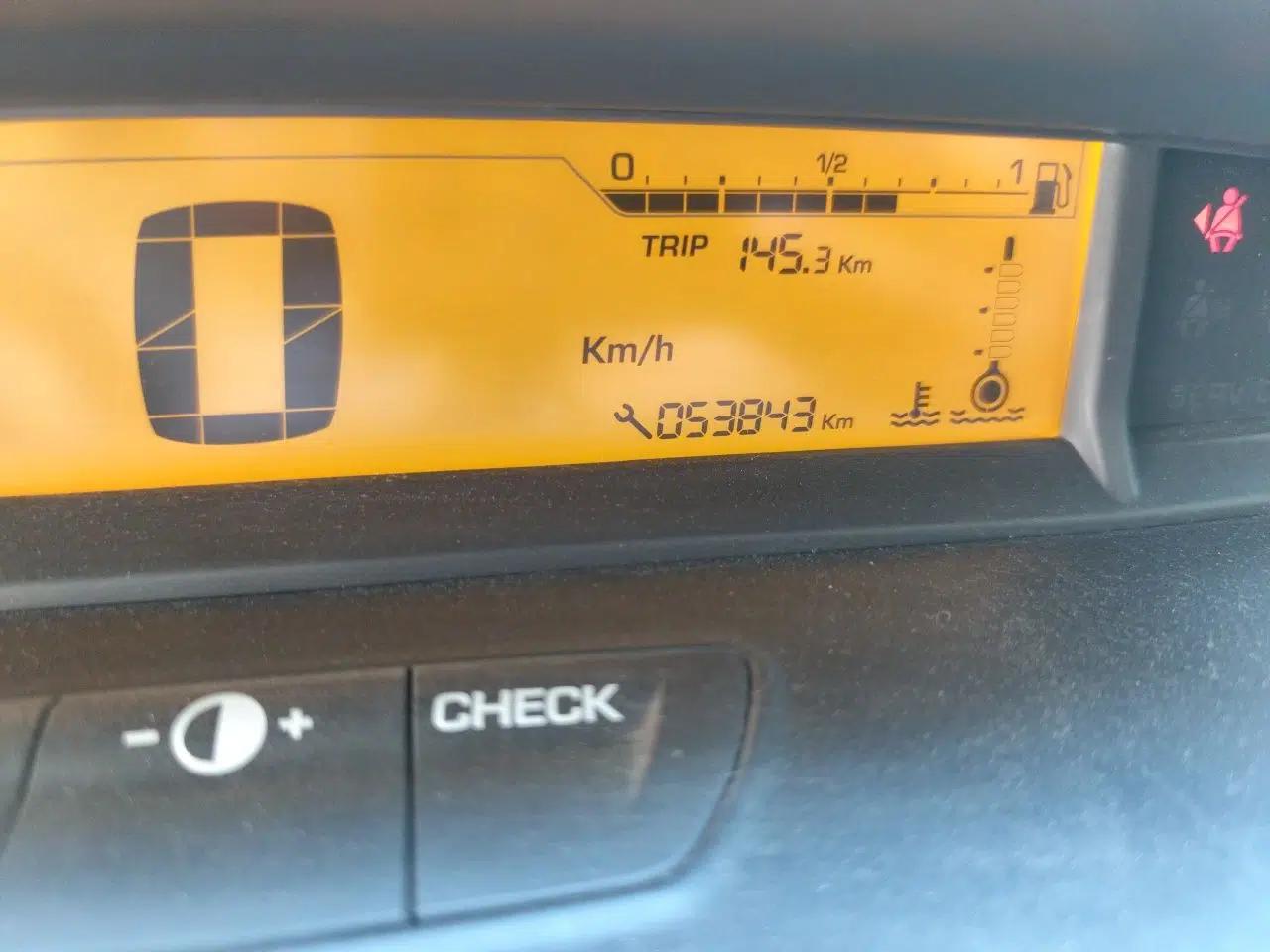 Citroen C-Quatre 2013 1.6L Manual Prestige CNG Model — миниатюра 12