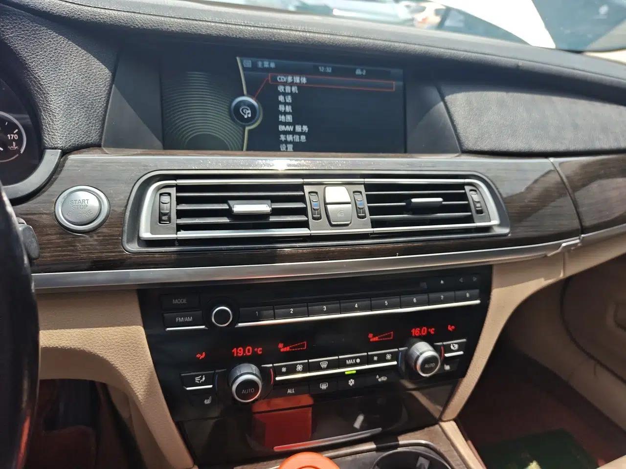 BMW 7 Series 2009 730Li Leading Model — миниатюра 13