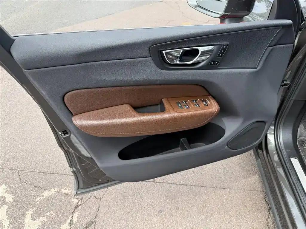 2020 Volvo XC60 T5 AWD Inscription Luxury Edition — миниатюра 6