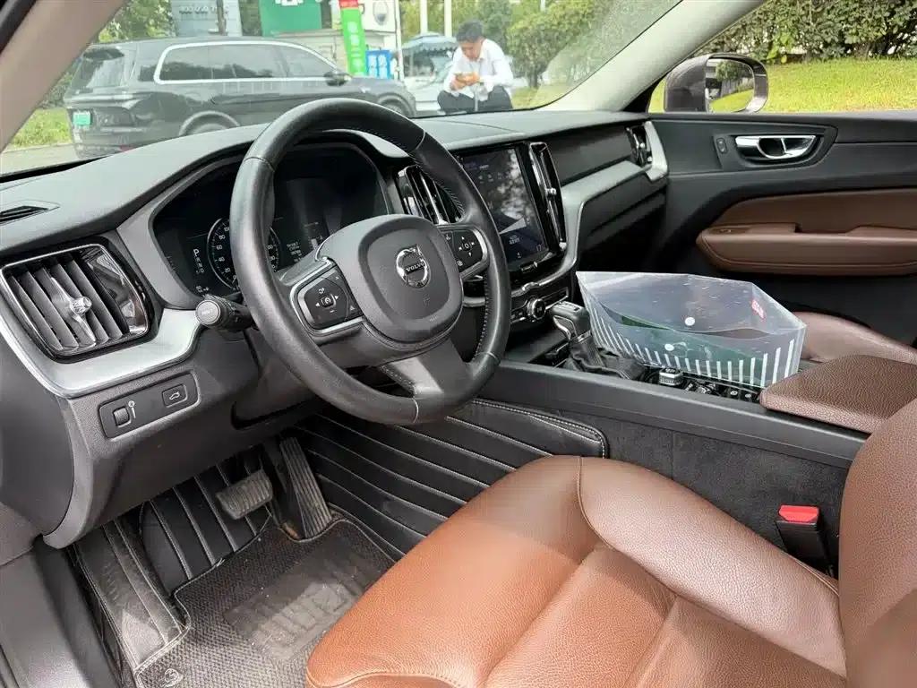 2020 Volvo XC60 T5 AWD Inscription Luxury Edition — миниатюра 7