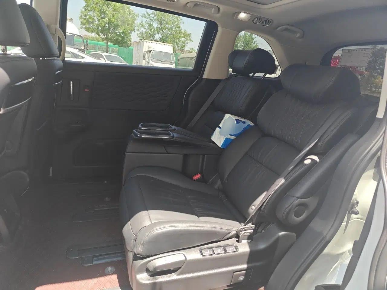 Honda Elysion 2022 2.0L eHEV Luxury First Edition — миниатюра 17