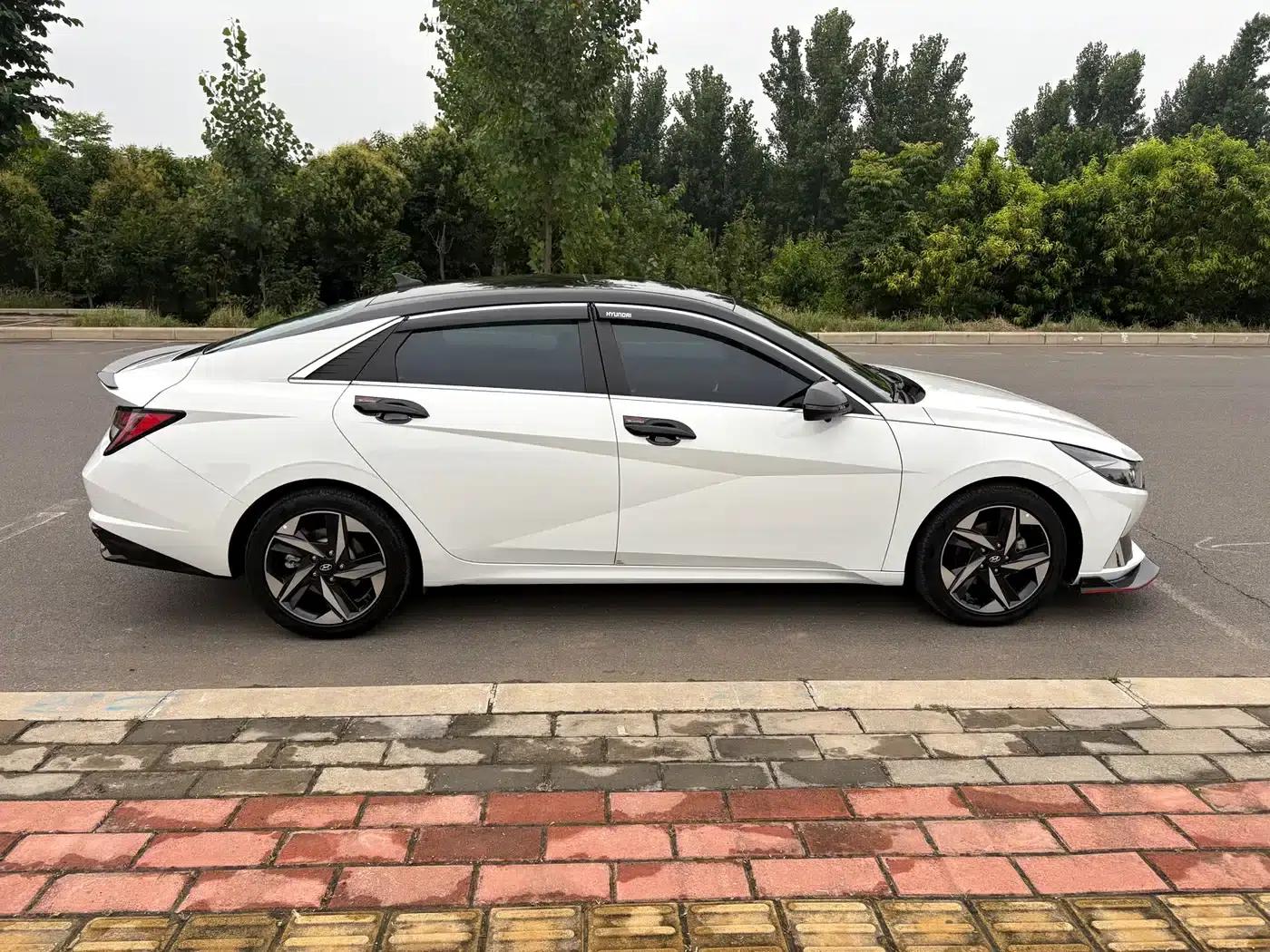 Hyundai Elantra 2022 1.5L CVT LUX Premium Edition — миниатюра 3