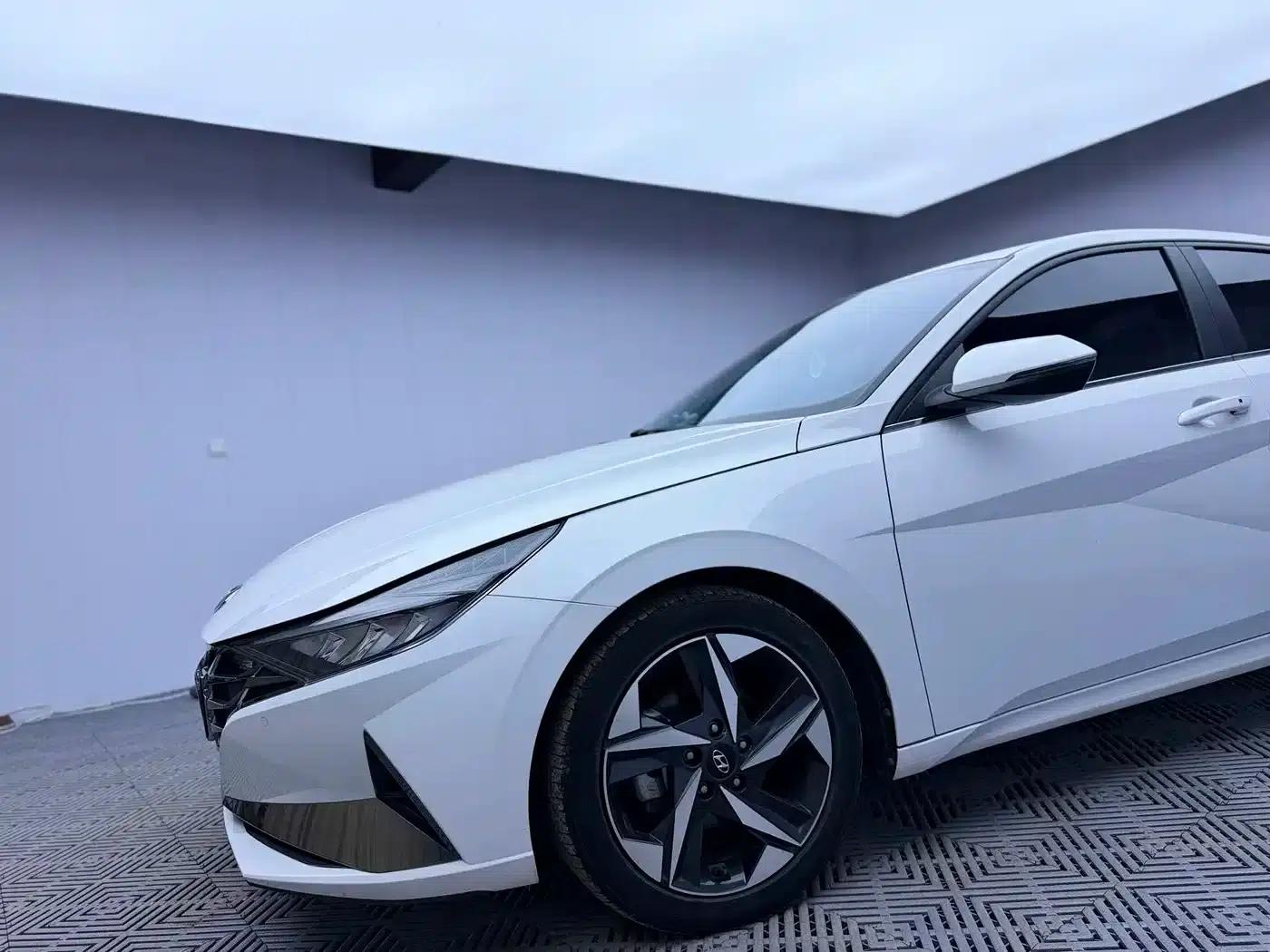 Hyundai Elantra 2022 1.5L CVT LUX Premium Edition — миниатюра 3