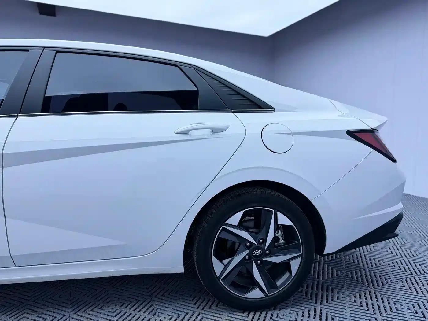 Hyundai Elantra 2022 1.5L CVT LUX Premium Edition — миниатюра 6
