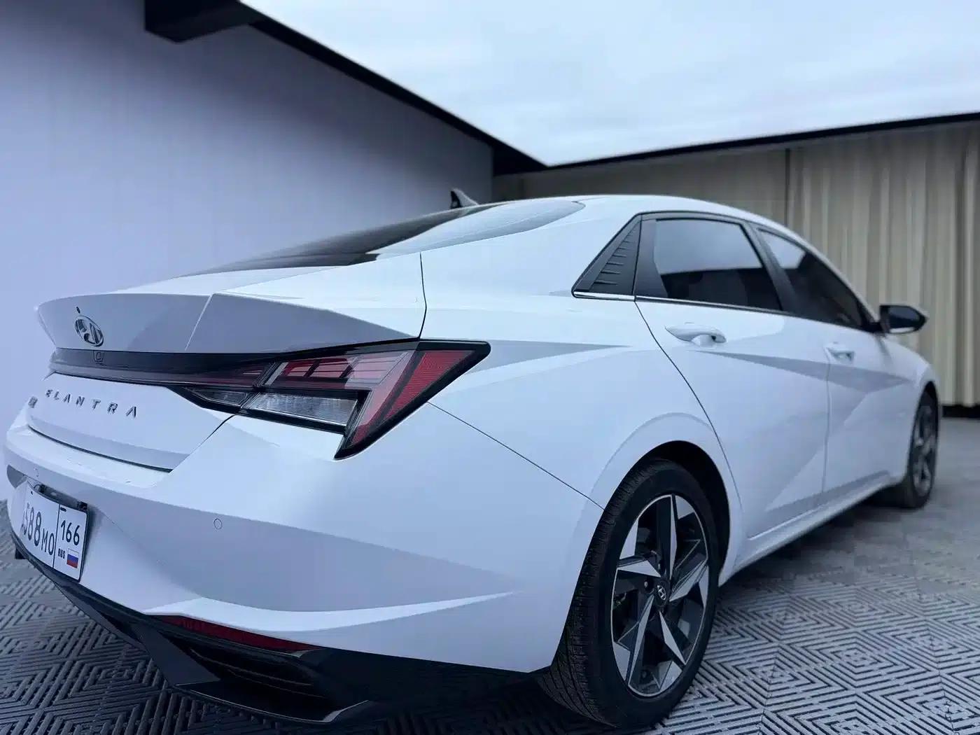 Hyundai Elantra 2022 1.5L CVT LUX Premium Edition — миниатюра 10