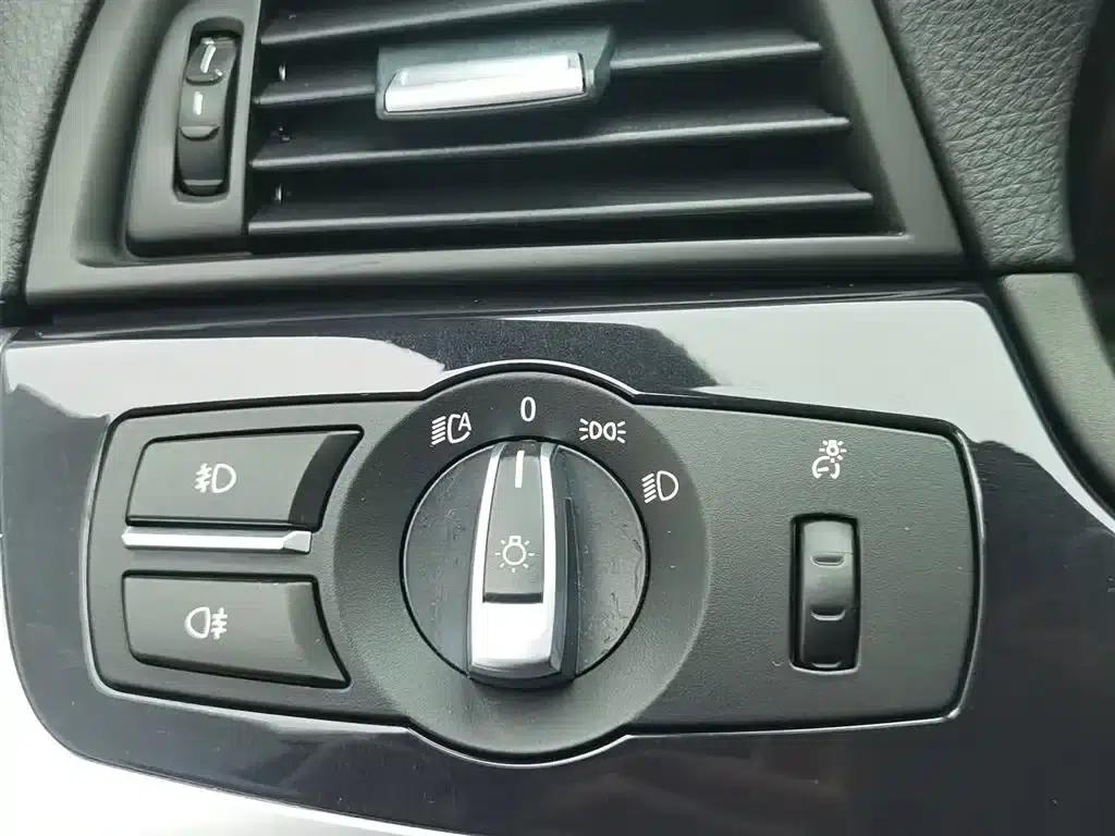 2014 BMW 5 Series 520Li Elegant Edition — миниатюра 21