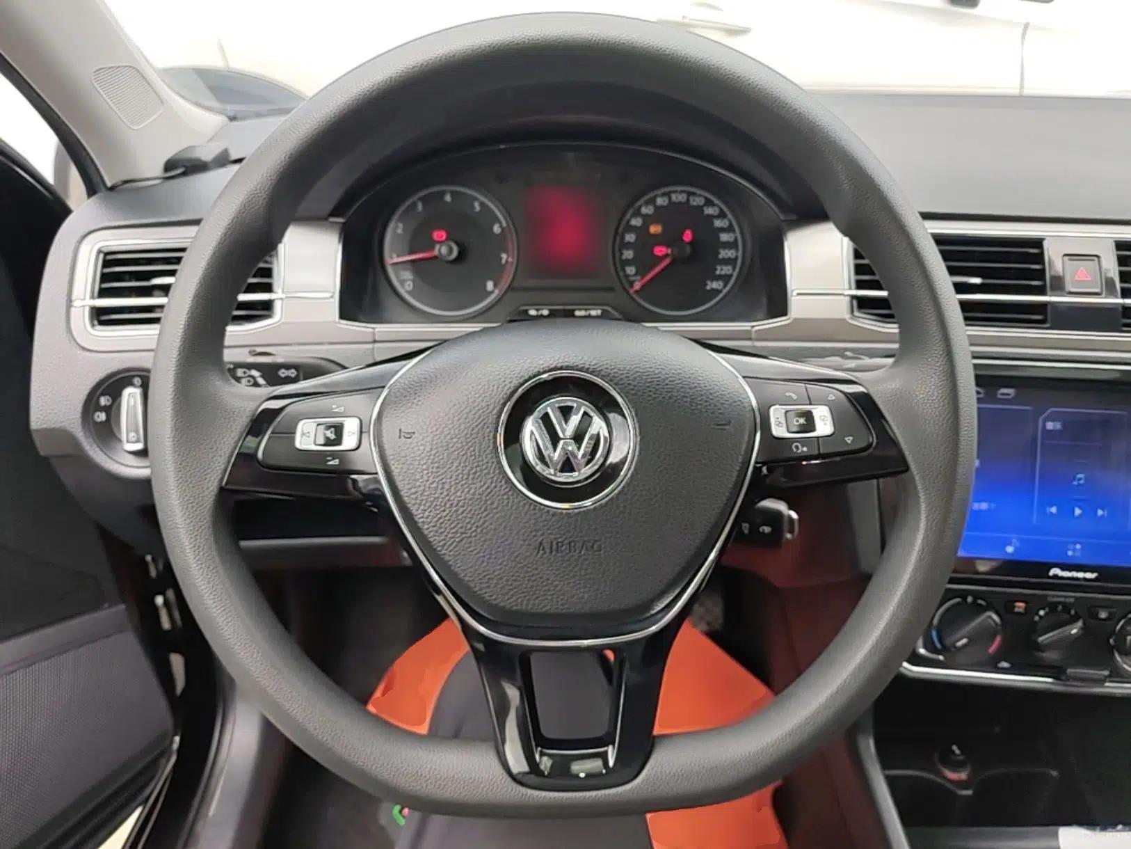 Volkswagen Santana 2016 1.6L Manual Comfort Edition — миниатюра 13
