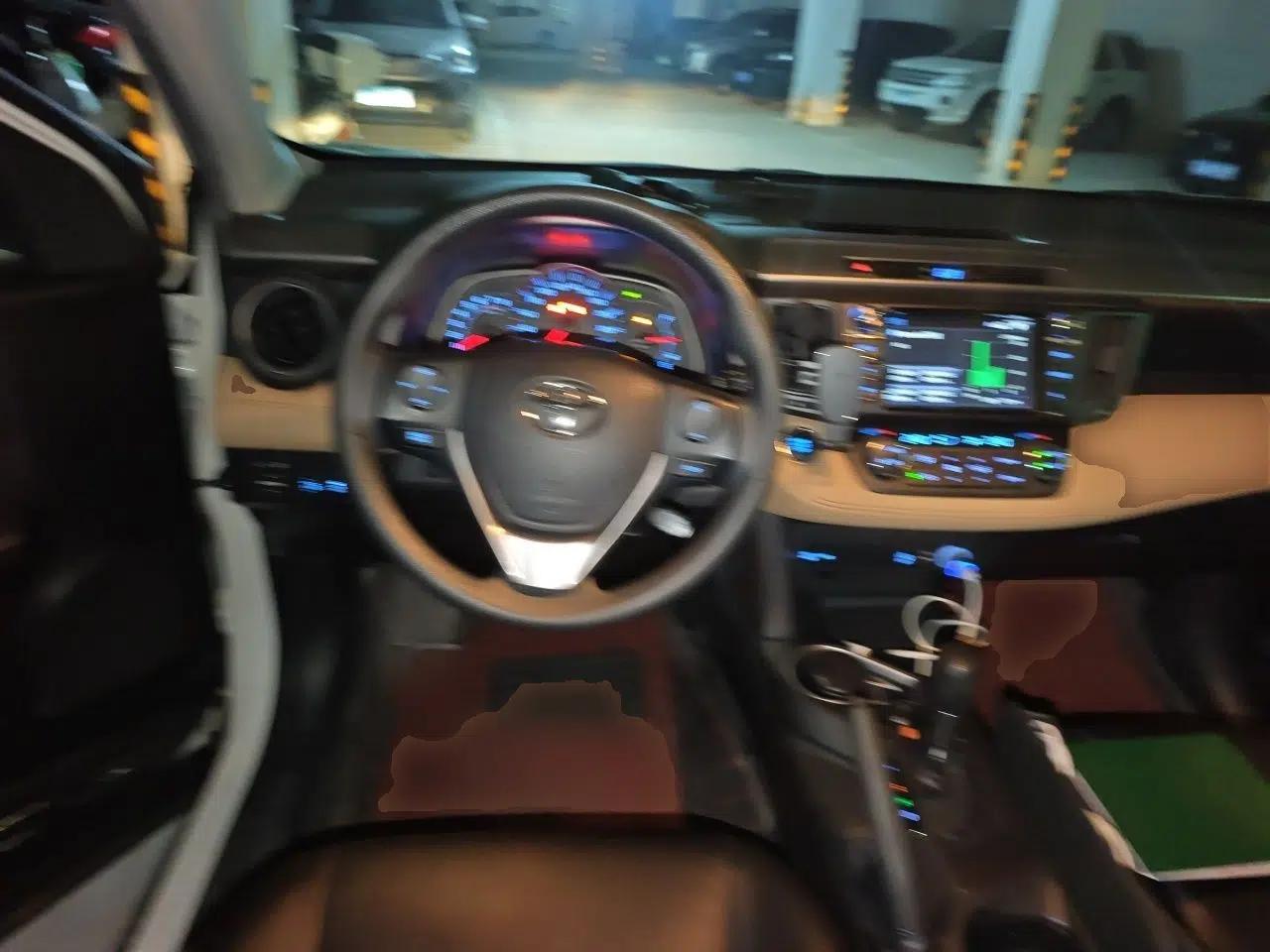 Toyota RAV4 2016 2.0L CVT Two-Wheel Drive Fashion Edition China V Standard — миниатюра 10