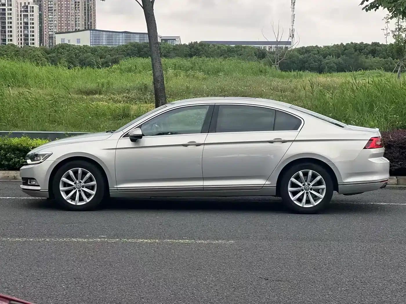2017 Volkswagen Magotan 330TSI DSG Leading Edition — миниатюра 3