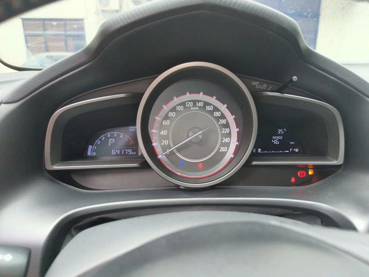Mazda 3 Axela 2014 Hatchback 1.5L Automatic Prestige Model — миниатюра 11
