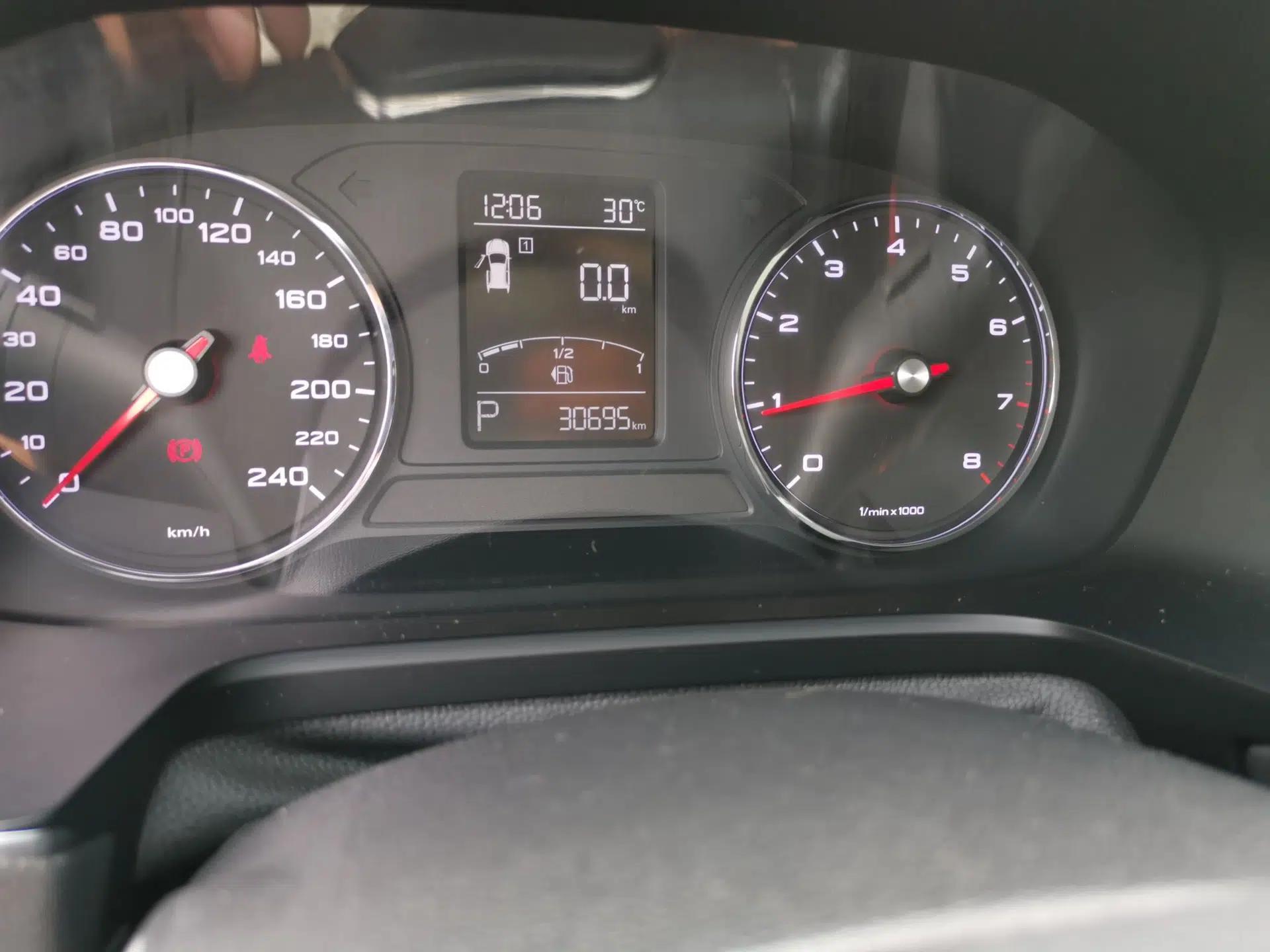 Roewe RX5 2016 20T Two-Wheel Drive Automatic Internet Smart Edition — миниатюра 12