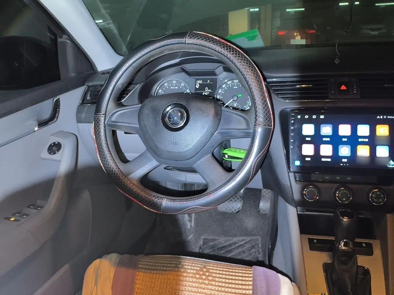 Skoda Octavia 2015 1.6L Automatic Yijie Edition — миниатюра 10