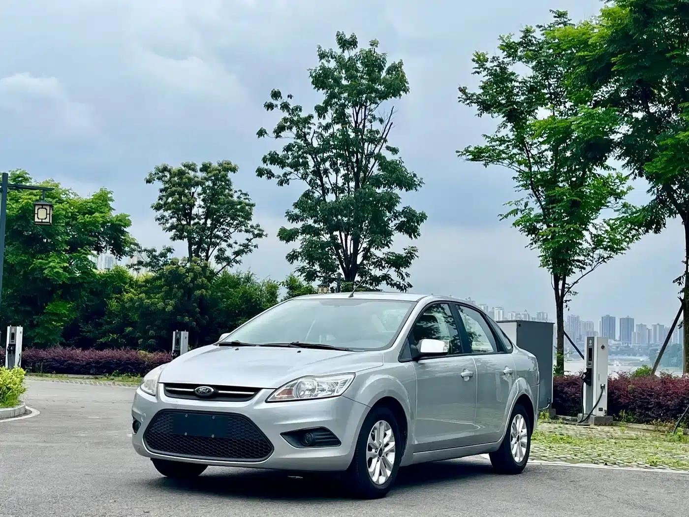 Ford Focus 2013 Sedan Classic 1.8L Manual Basic Model — миниатюра 1