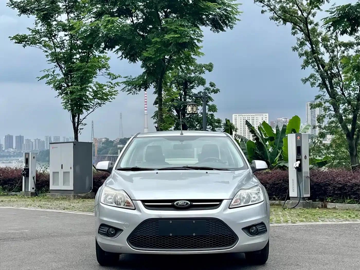 Ford Focus 2013 Sedan Classic 1.8L Manual Basic Model — миниатюра 2