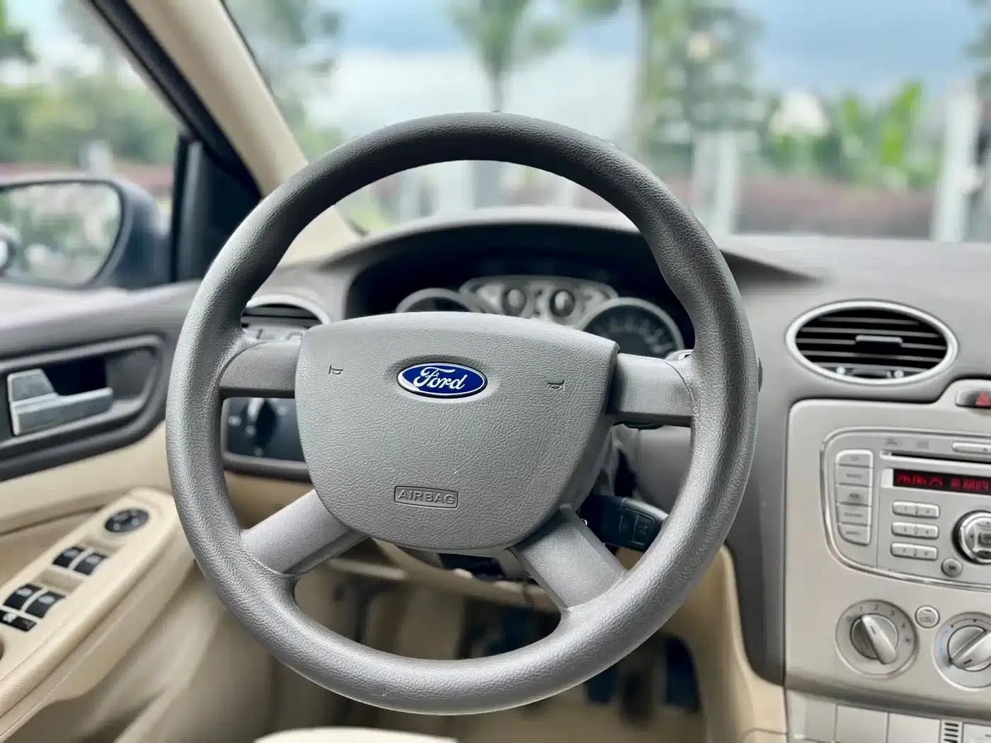 Ford Focus 2013 Sedan Classic 1.8L Manual Basic Model — миниатюра 11