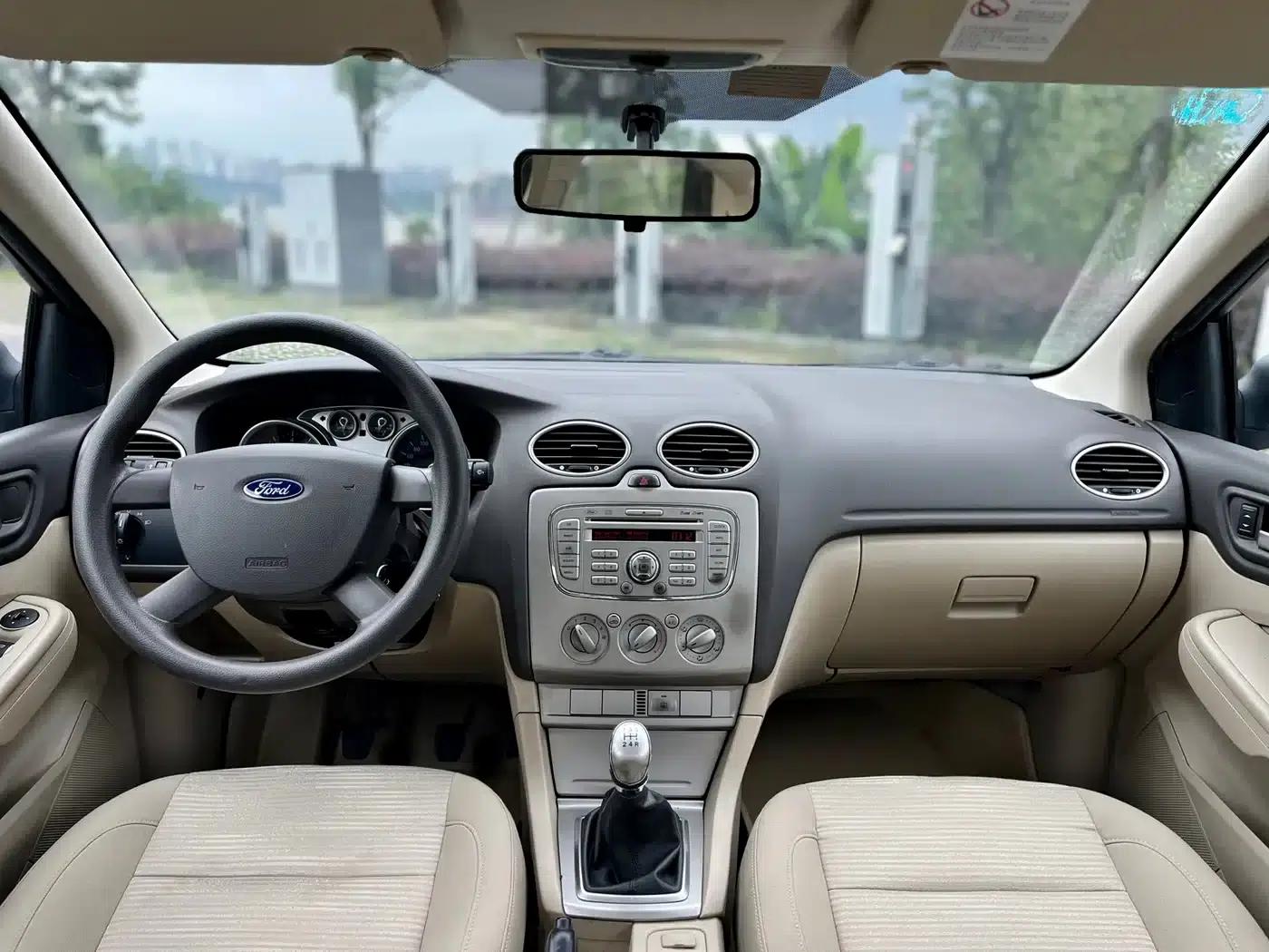 Ford Focus 2013 Sedan Classic 1.8L Manual Basic Model — миниатюра 12