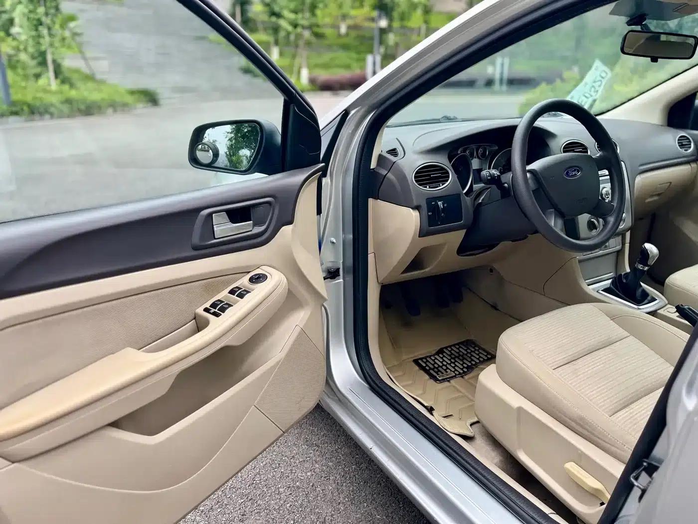 Ford Focus 2013 Sedan Classic 1.8L Manual Basic Model — миниатюра 13