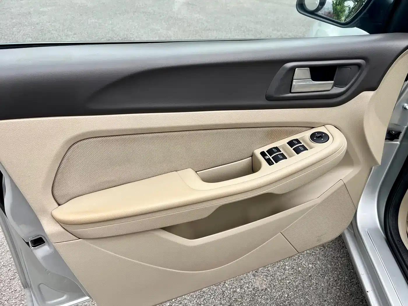 Ford Focus 2013 Sedan Classic 1.8L Manual Basic Model — миниатюра 14