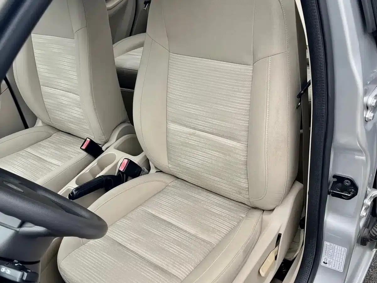 Ford Focus 2013 Sedan Classic 1.8L Manual Basic Model — миниатюра 17