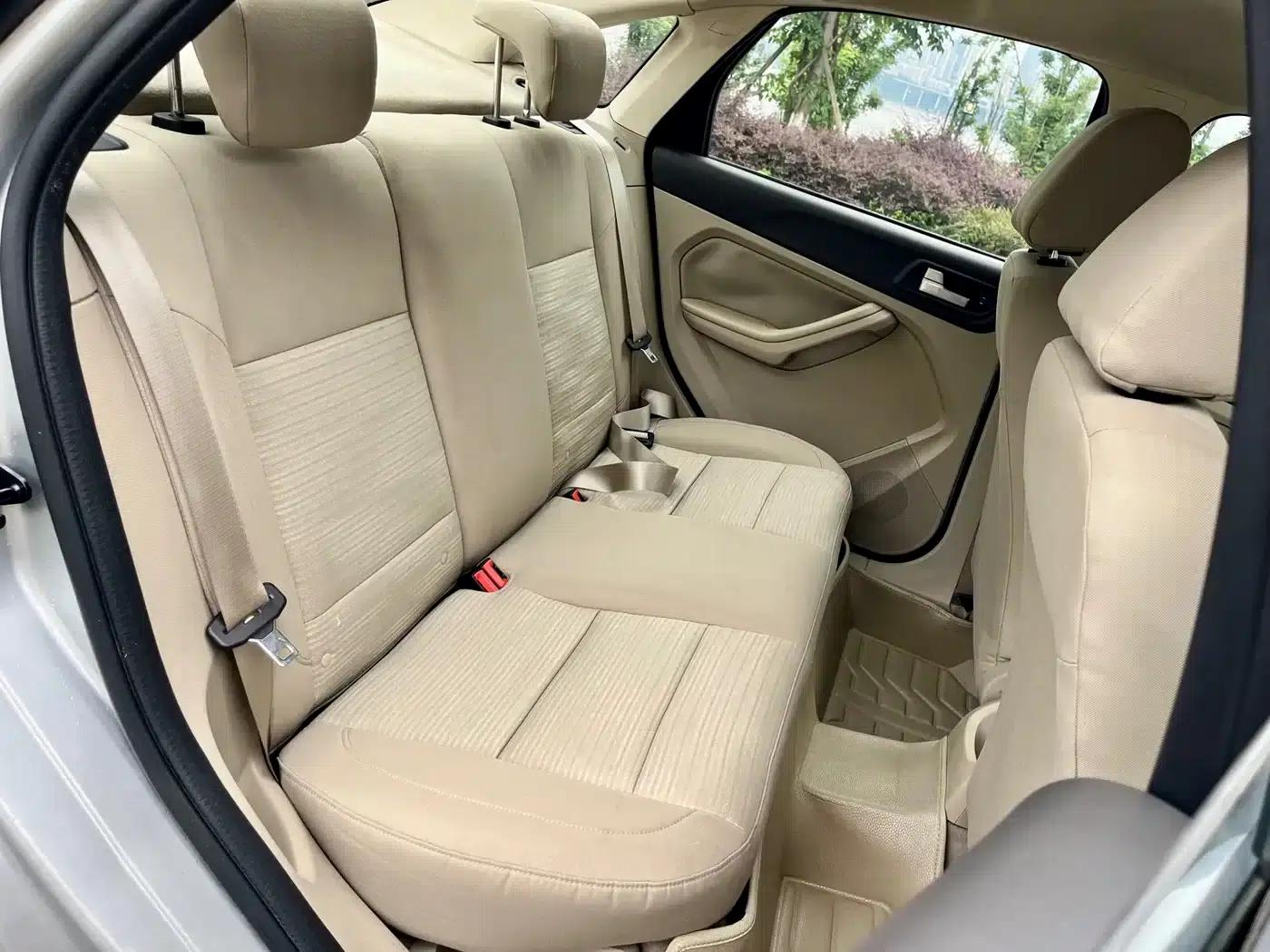 Ford Focus 2013 Sedan Classic 1.8L Manual Basic Model — миниатюра 20