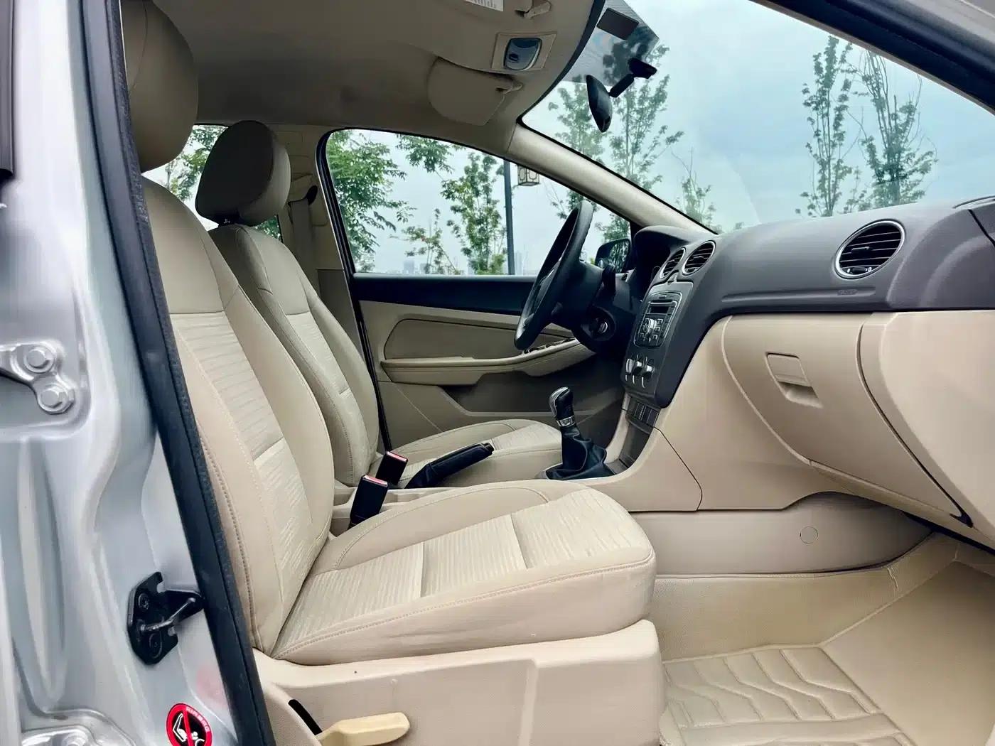 Ford Focus 2013 Sedan Classic 1.8L Manual Basic Model — миниатюра 21