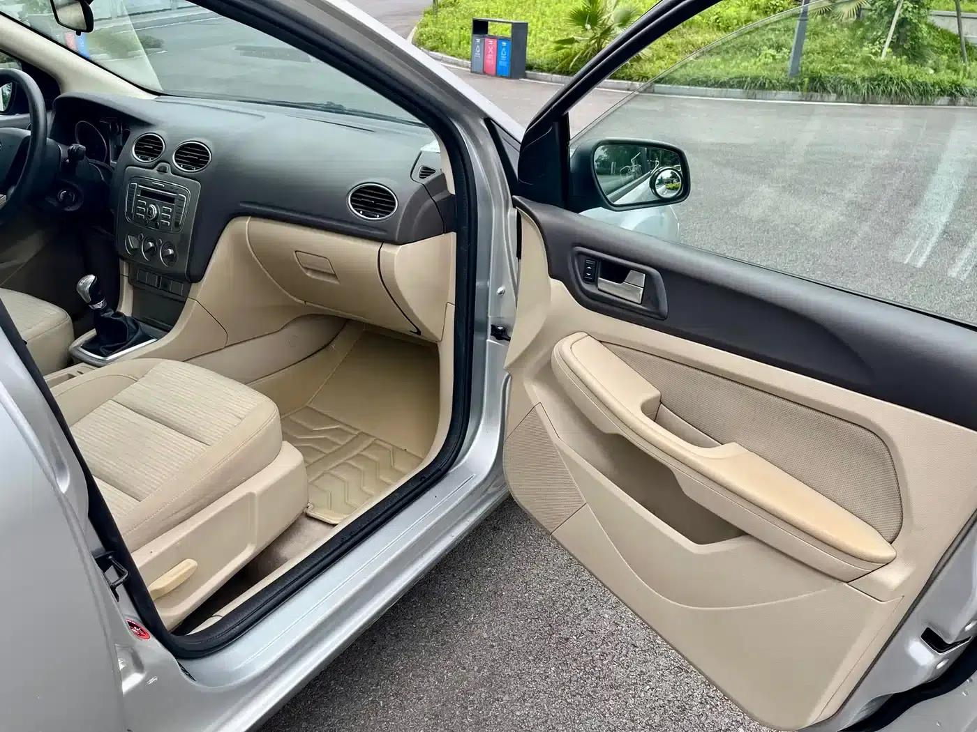 Ford Focus 2013 Sedan Classic 1.8L Manual Basic Model — миниатюра 22