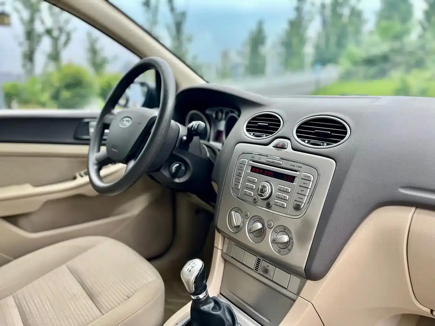 Ford Focus 2013 Sedan Classic 1.8L Manual Basic Model — миниатюра 23