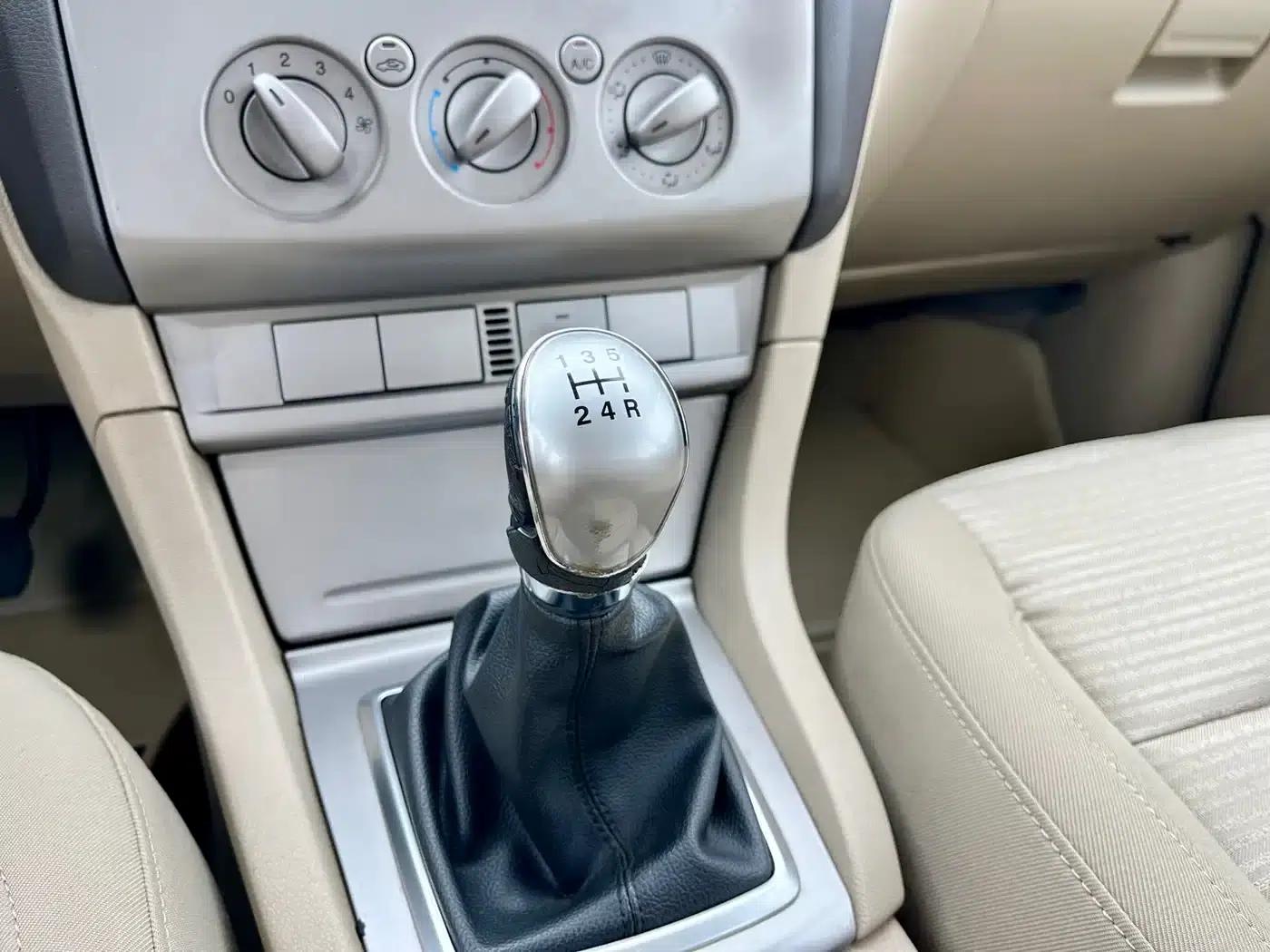 Ford Focus 2013 Sedan Classic 1.8L Manual Basic Model — миниатюра 25