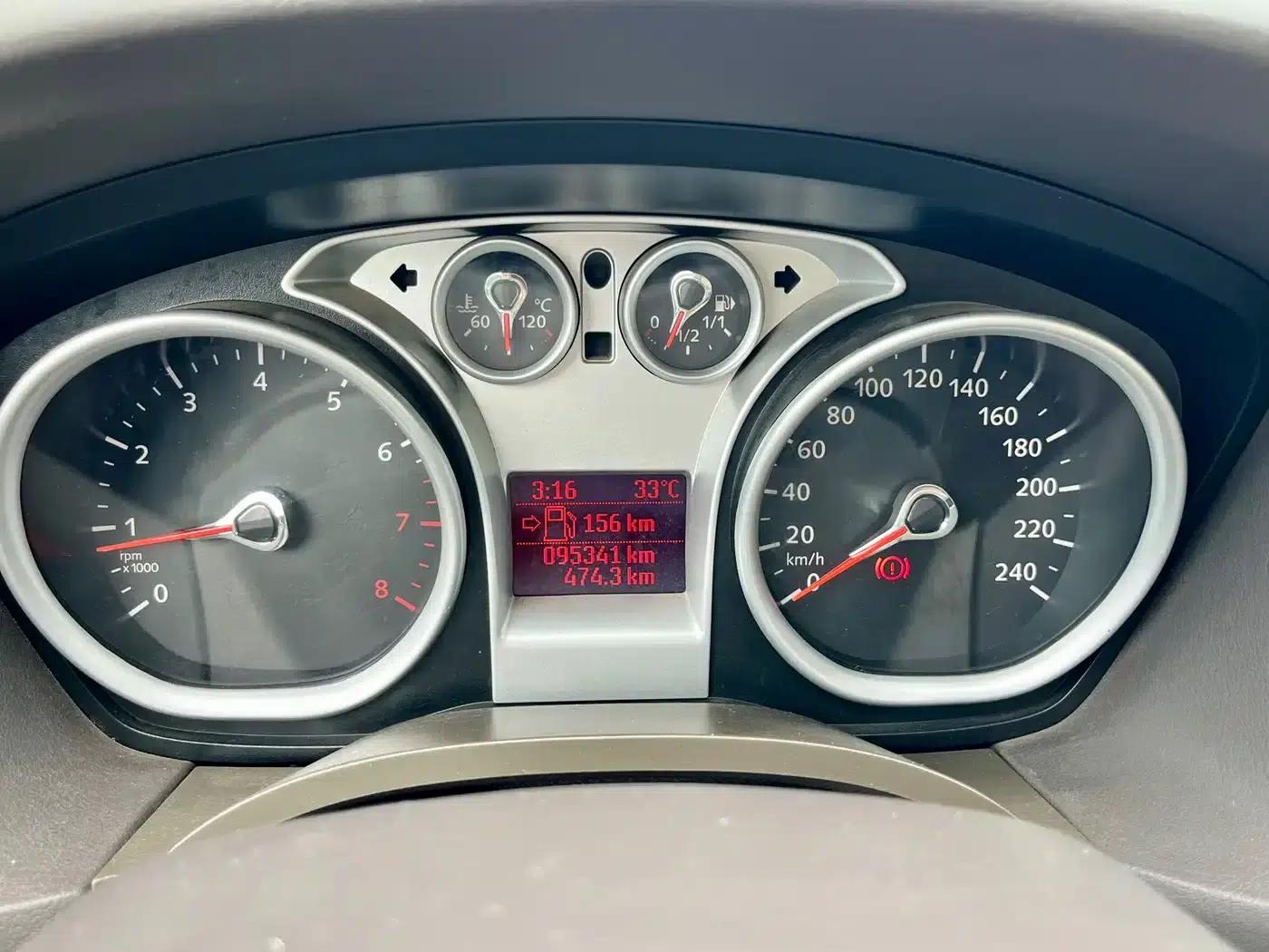 Ford Focus 2013 Sedan Classic 1.8L Manual Basic Model — миниатюра 26