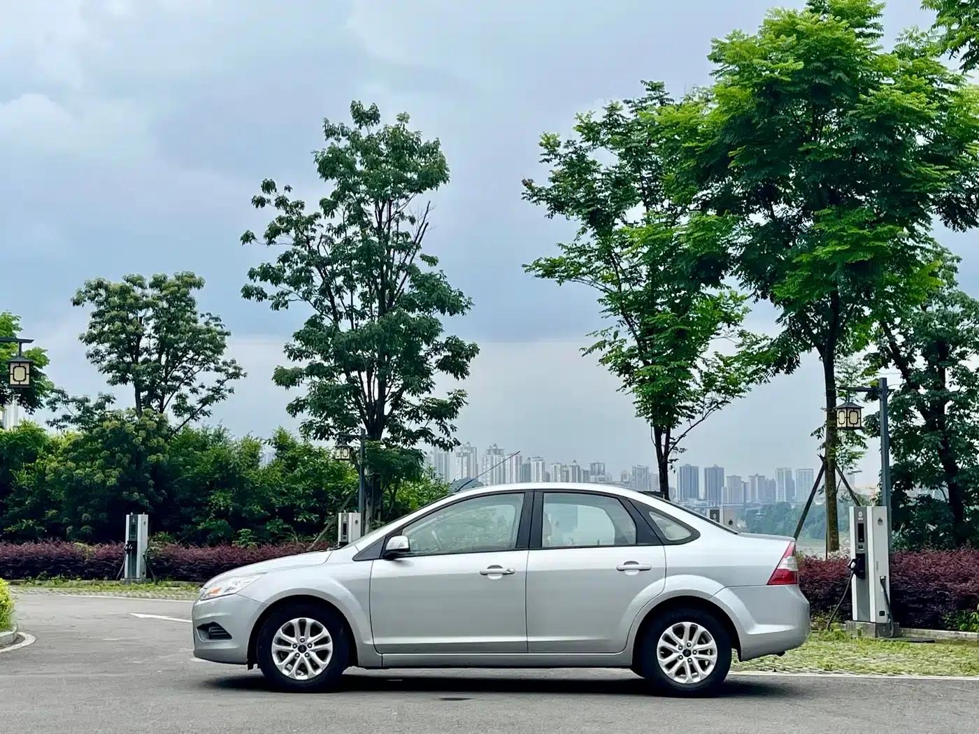 Ford Focus 2013 Sedan Classic 1.8L Manual Basic Model — миниатюра 4