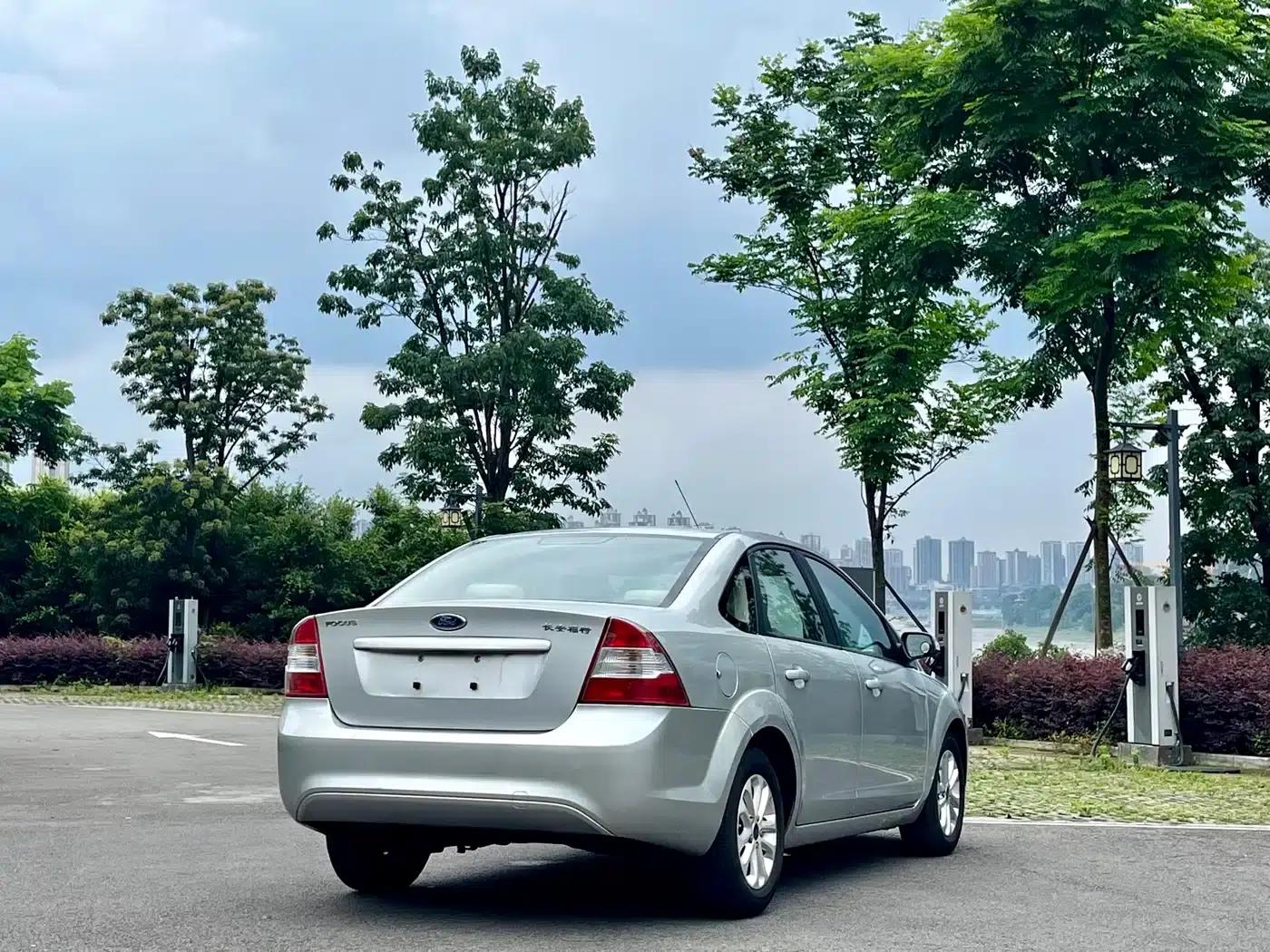 Ford Focus 2013 Sedan Classic 1.8L Manual Basic Model — миниатюра 7