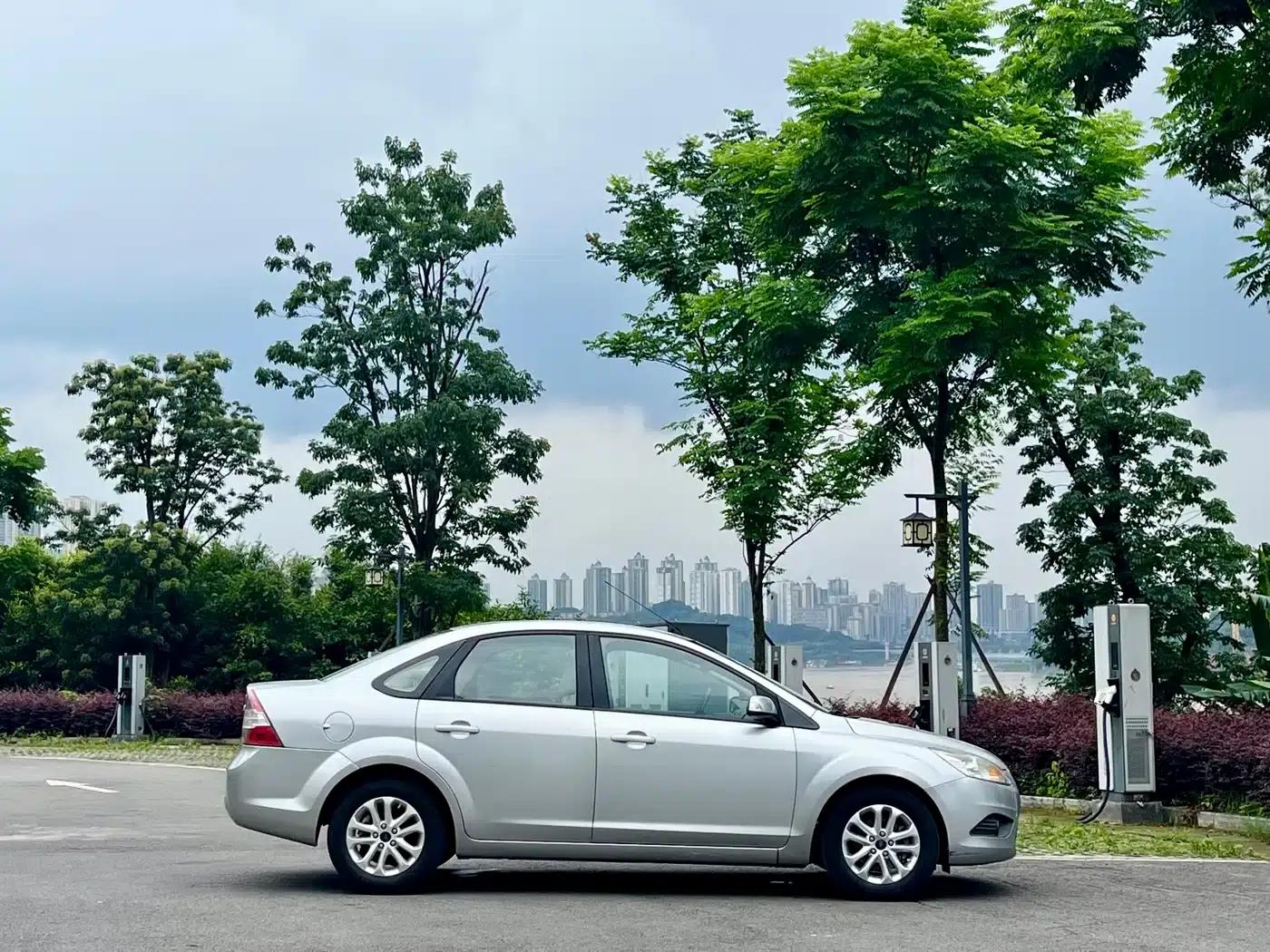 Ford Focus 2013 Sedan Classic 1.8L Manual Basic Model — миниатюра 8