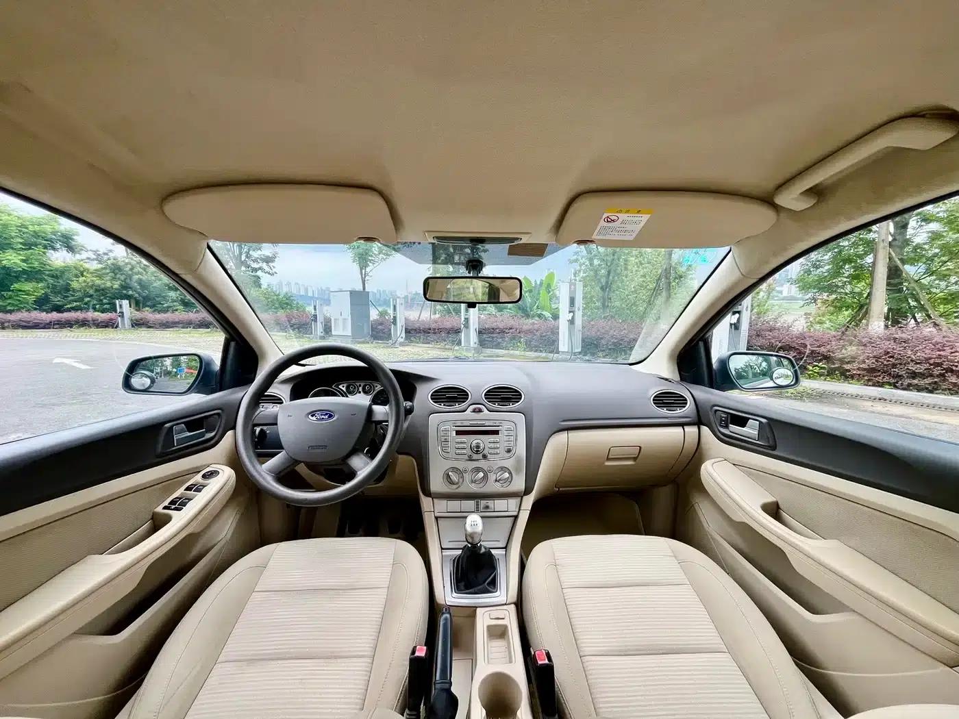 Ford Focus 2013 Sedan Classic 1.8L Manual Basic Model — миниатюра 9