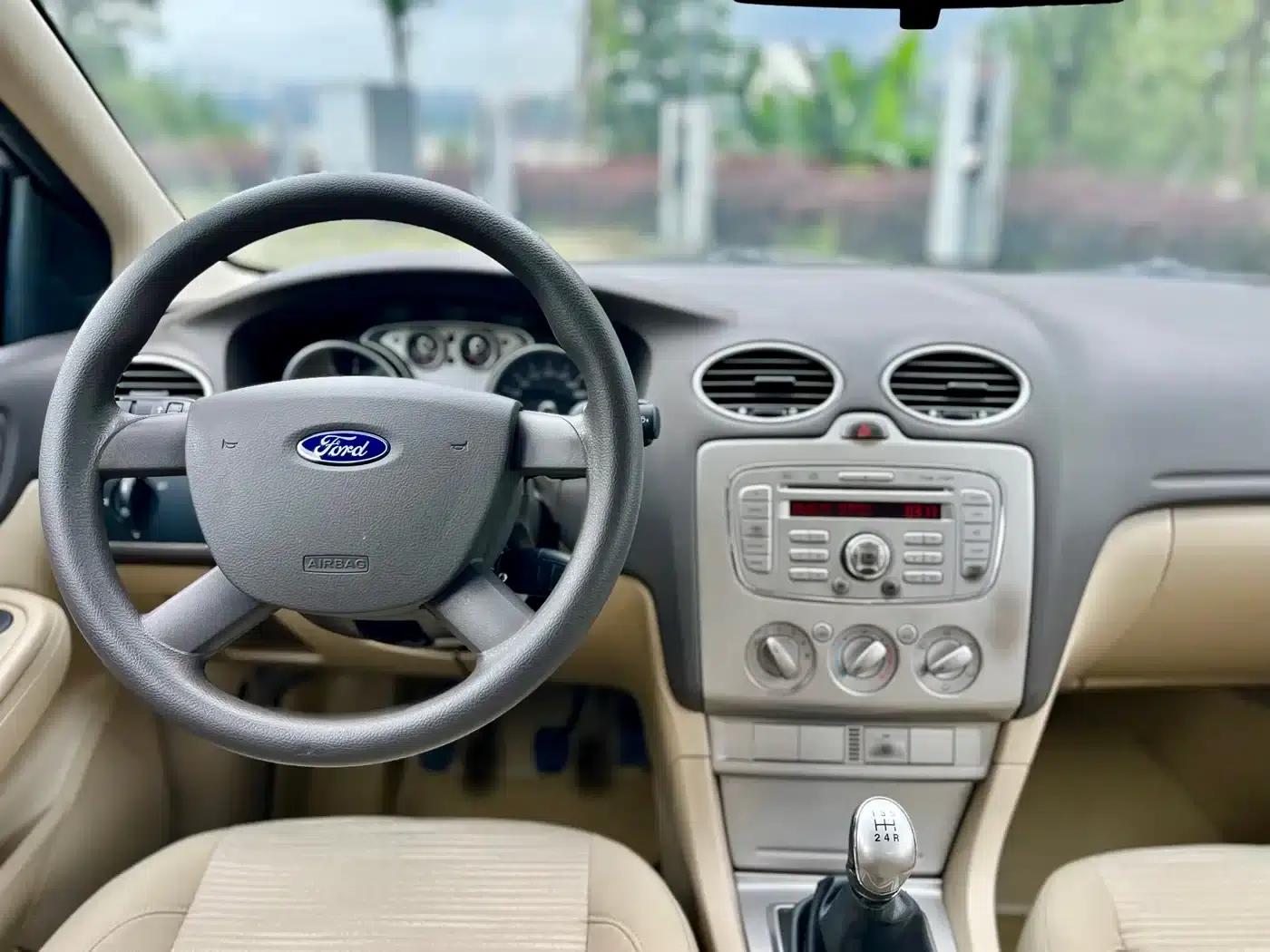 Ford Focus 2013 Sedan Classic 1.8L Manual Basic Model — миниатюра 10